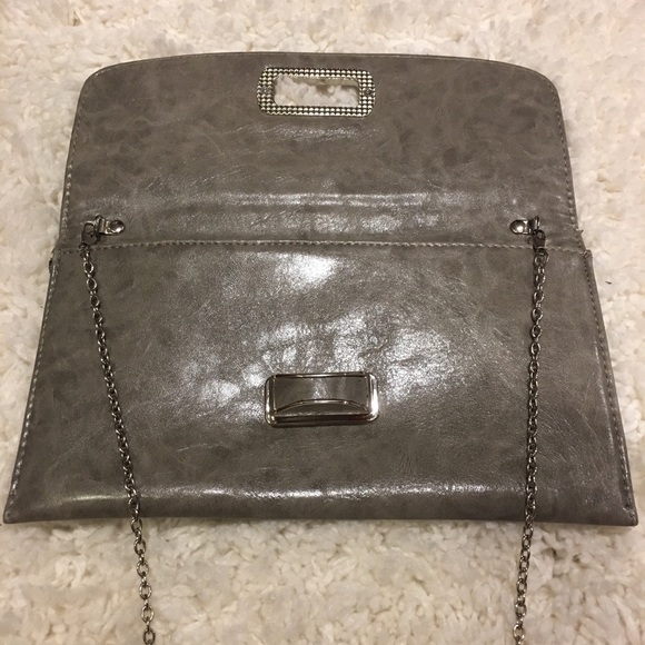 Gray clutch with attached chain - Picture 2 of 3